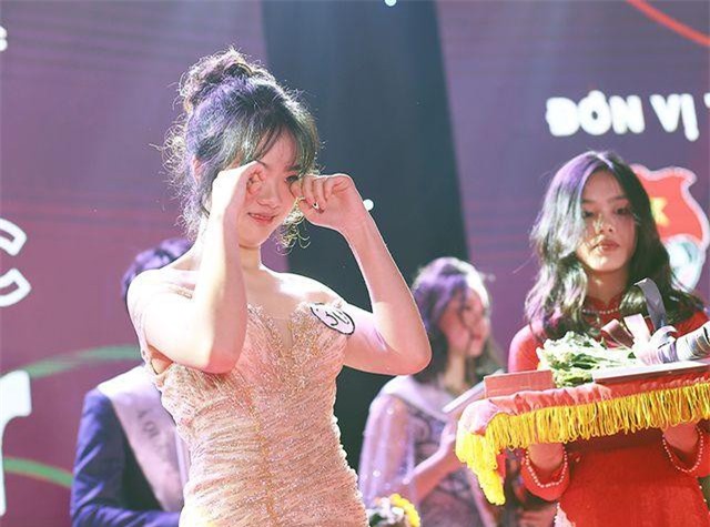 Quán quân Việt Đức’s Star bật khóc dễ thương trong phút đăng quang