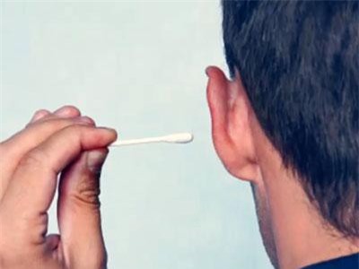Nhiễm trùng não do đầu tăm bông kẹt trong ống tai