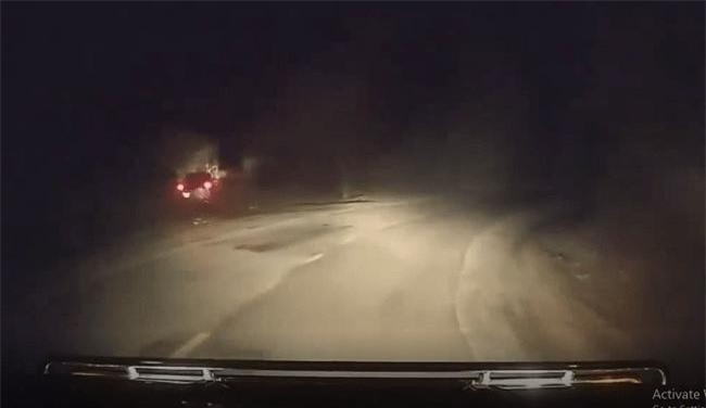 Clip: Tài xế buồn ngủ, lái ô tô băng băng lao xuống vực