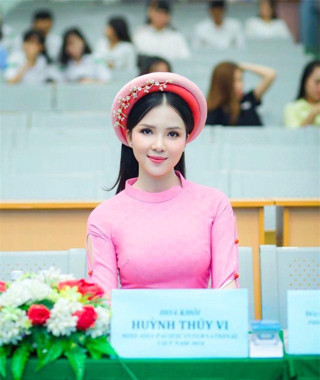 Hoa khôi Thúy Vi rạng rỡ làm giám khảo sinh viên thanh lịch ĐH Tây Đô