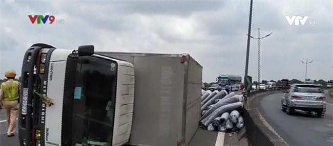 Tiền Giang: Xe tải lật ngang trên cao tốc TP.HCM - Trung Lương