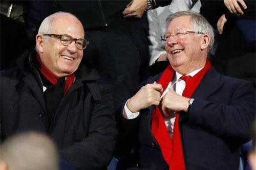 Hành động tuyệt vời của Sir Alex Ferguson dành cho những người giúp ông qua cơn nguy kịch
