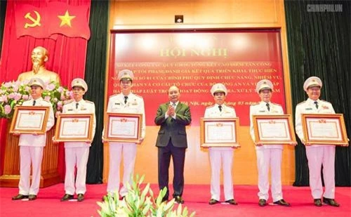 Thủ tướng trao danh hiệu chiến sĩ thi đua toàn quốc cho các cá nhân - Ảnh: VGP/Quang Hiếu.