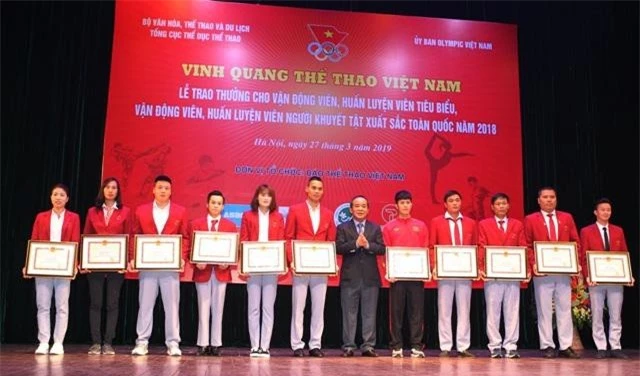 Thứ trưởng Bộ VHTTDL Lê Khánh Hải trao bằng khen cho các VĐV, HLV tiêu biểu năm 2018.