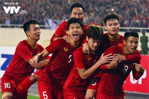 Sau trận U23 Việt Nam đại thắng U23 Thái Lan, 2 tuyển thủ Việt Nam xuống sân dọn rác