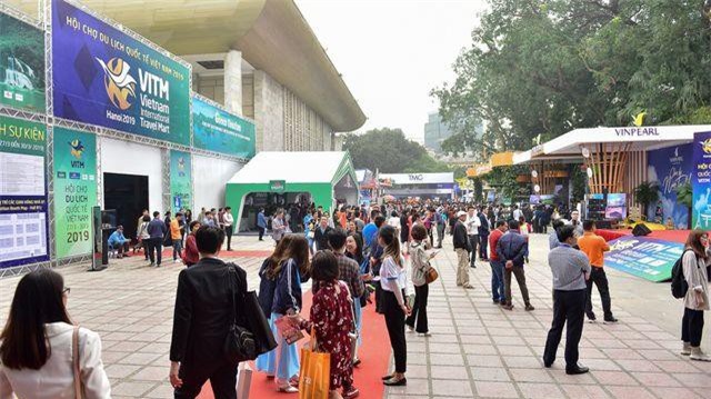 CLIP: Hàng nghìn người chen nhau mua tour du lịch giá rẻ tại Hà Nội