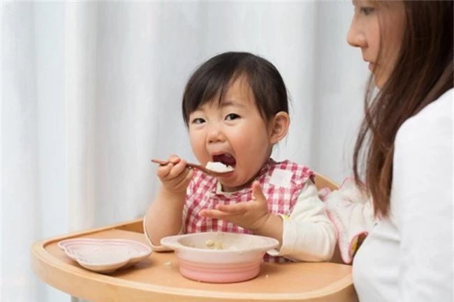 3 nguyên nhân chủ yếu khiến trẻ biếng ăn mà hầu như người lớn nào cũng thường mắc phải - Ảnh 3.