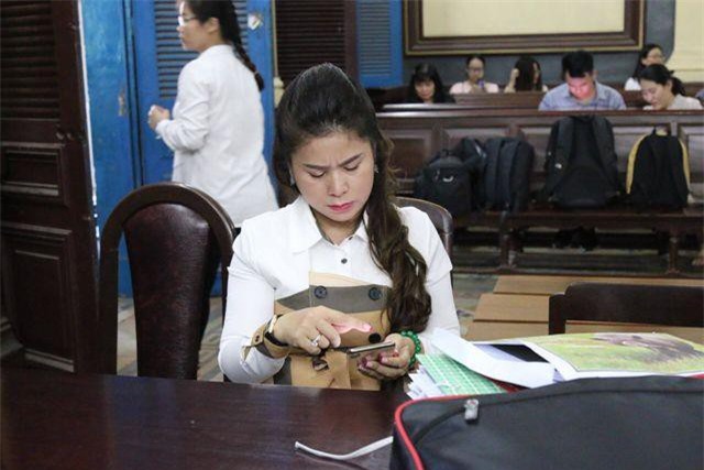 Bà Lê Hoàng Diệp Thảo: Từ ngày cưới nhau anh có chuyển khoản cho em đồng nào không?