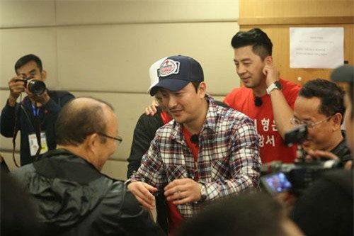 CLIP: Ahn Jung-hwan vào phòng họp báo, trực tiếp chia vui với HLV Park Hang-seo