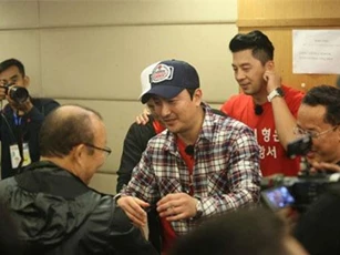 CLIP: Ahn Jung-hwan vào phòng họp báo, trực tiếp chia vui với HLV Park Hang-seo