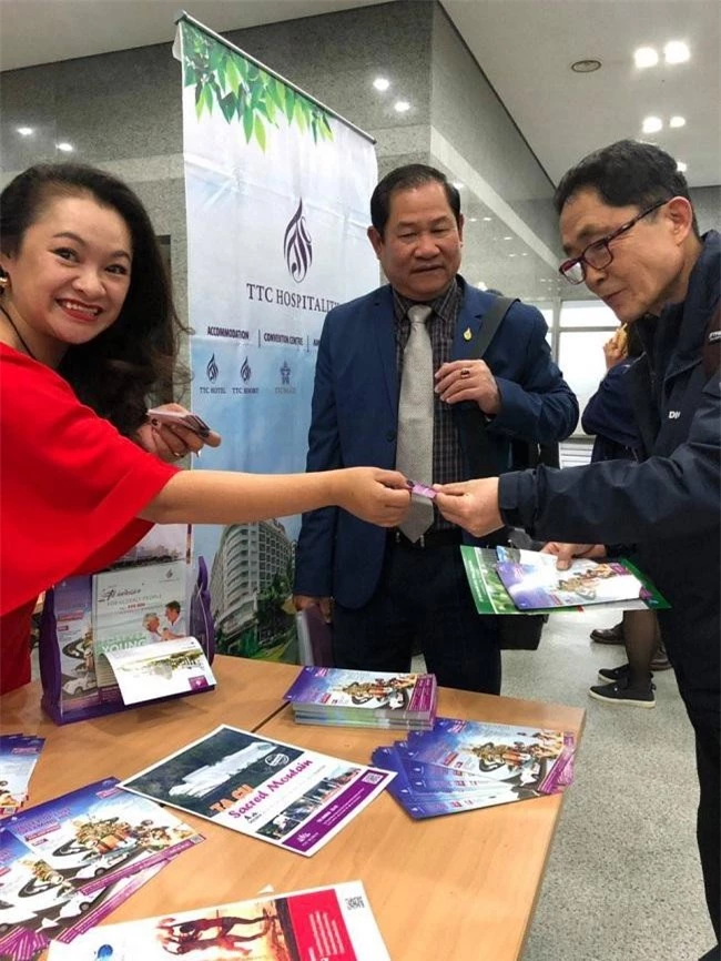 Đại diện TTC Hospitality giới thiệu các sản phẩm du lịch của mình tại Lâm Đồng với nhà đầu tư Hàn Quốc (Ảnh: TTC) 