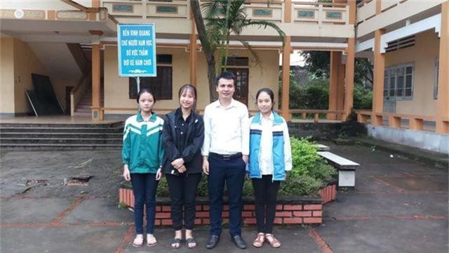 Em Võ Hà Lam (đứng thứ tư, từ trái sang phải) chụp ảnh lưu niệm với thầy giáo và các bạn thân cùng lớp.