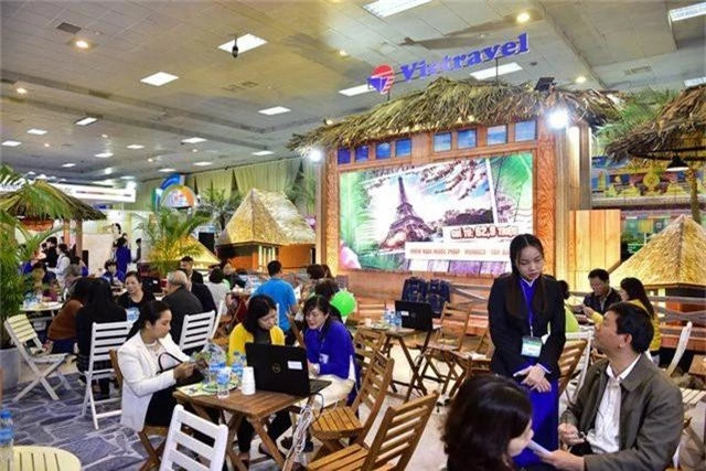 Hàng nghìn người chen nhau mua tour du lịch giá rẻ tại Hà Nội - 10
