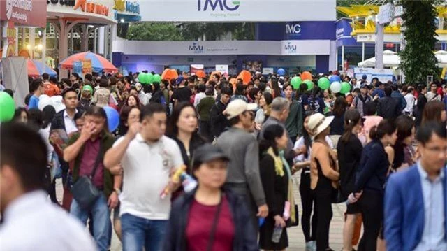 Hàng nghìn người chen nhau mua tour du lịch giá rẻ tại Hà Nội - 2