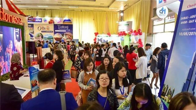 Hàng nghìn người chen nhau mua tour du lịch giá rẻ tại Hà Nội - 3
