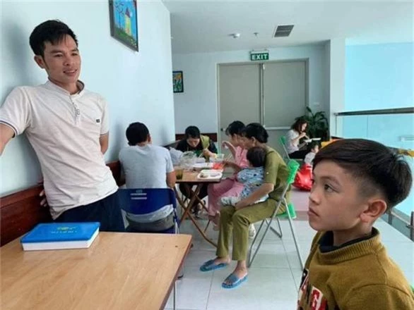 Cậu bé 13 tuổi đạp xe hơn 100km từ Tây Bắc về Hà Nội thăm em - Ảnh 3.