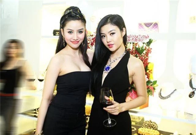 Style thời thượng của bộ đôi hot girl ăn chơi nhất Sài Thành một thời - 2