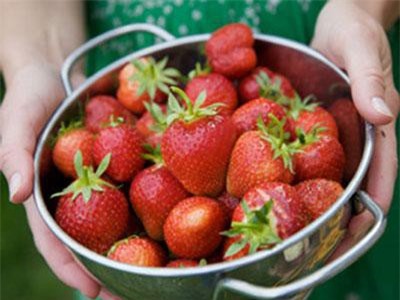 CLIP: Công dụng không ngờ của quả dâu tây