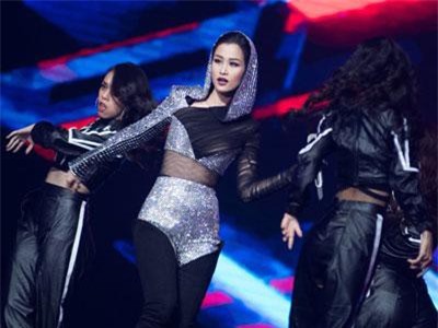 Đông Nhi hát tiếng Anh cực nuột, không hề lép vế khi đứng cùng sân khấu với ca sĩ đoạt giải Grammy Dua Lipa