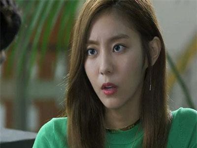 Thấy anh trai mua nước hoa cho chị dâu, em chồng giở giọng tị nạnh liền bị chồng tôi "dội ngay gáo nước lạnh"