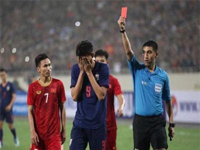 Đấm vào mặt Đình Trọng, sao Thái trả giá cực đắt