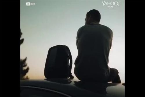 Clip: Người thích 'xê dịch' hẳn sẽ mê mệt chiếc ba lô kiêm sạc điện thoại này