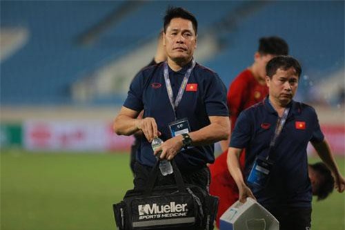 HLV thủ môn U23 Việt Nam kiêm luôn chăm sóc y tế và đây là lý do khiến mọi người bất ngờ