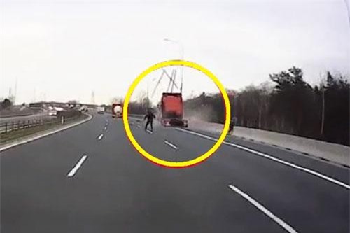 CLIP HOT (28/3): Thoát chết thần kỳ nhờ phản ứng nhanh, tàn tật cả đời vì thử massage kiểu Thái