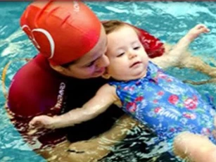 CLIP: Độ tuổi thích hợp nhất để cho trẻ học bơi