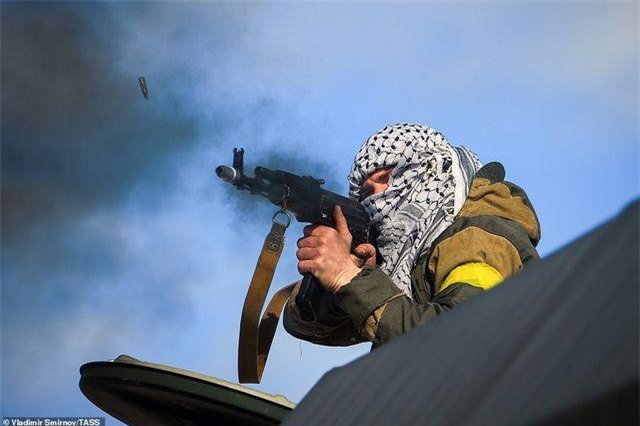 CLIP: Lính nhảy dù Nga tập trận chống khủng bố ngoạn mục