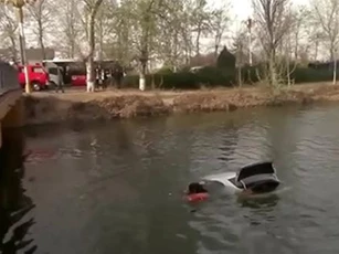 Clip: 'Nín thở' theo dõi cuộc giải cứu người phụ nữ trong xe ô tô đang chìm xuống hồ
