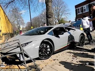 CLIP: Lái siêu xe Lamborghini “thể hiện” trước đám đông, tài xế nhận cái kết “đắng”