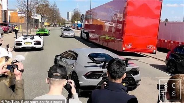Lái siêu xe Lamborghini “thể hiện” trước đám đông, tài xế nhận cái kết “đắng” - 2
