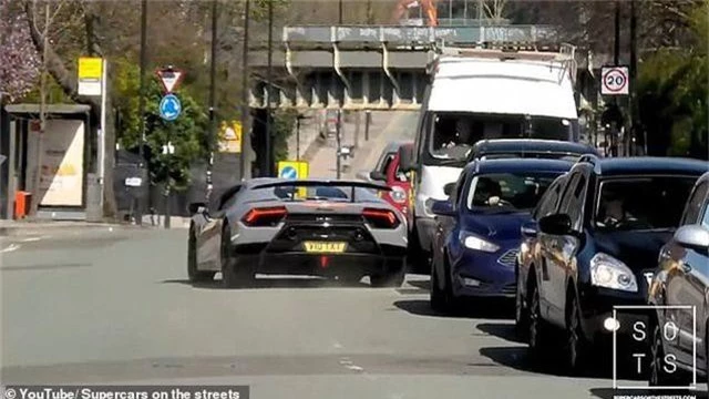 Lái siêu xe Lamborghini “thể hiện” trước đám đông, tài xế nhận cái kết “đắng” - 3
