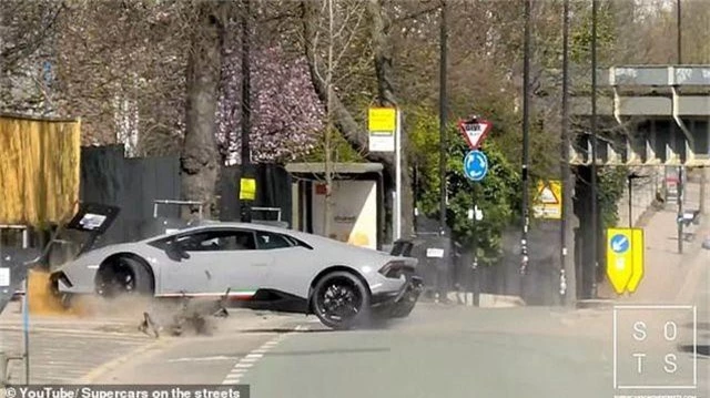 Lái siêu xe Lamborghini “thể hiện” trước đám đông, tài xế nhận cái kết “đắng” - 4