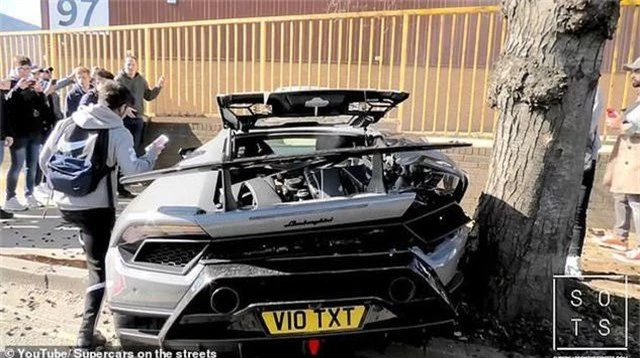 Lái siêu xe Lamborghini “thể hiện” trước đám đông, tài xế nhận cái kết “đắng” - 5