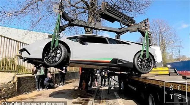 Lái siêu xe Lamborghini “thể hiện” trước đám đông, tài xế nhận cái kết “đắng” - 6