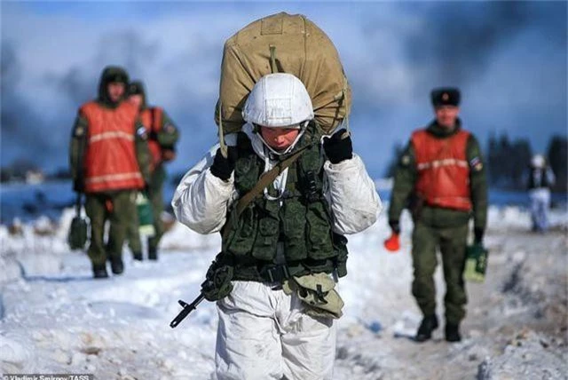 Lính nhảy dù Nga tập trận chống khủng bố ngoạn mục - 12