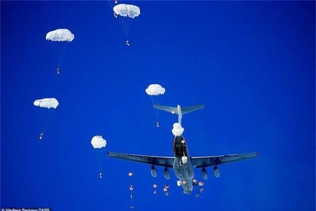 Lính nhảy dù Nga tập trận chống khủng bố ngoạn mục - 3