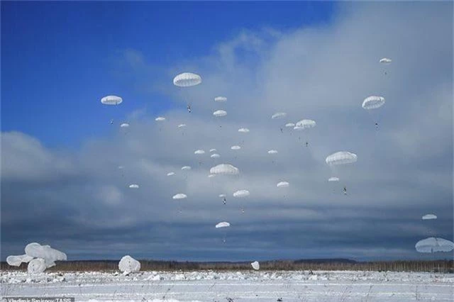 Lính nhảy dù Nga tập trận chống khủng bố ngoạn mục - 6