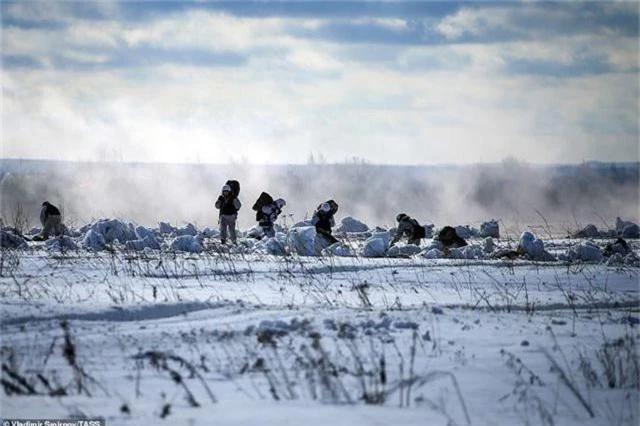 Lính nhảy dù Nga tập trận chống khủng bố ngoạn mục - 7
