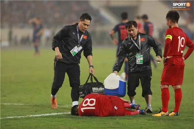 HLV thủ môn U23 Việt Nam kiêm luôn chăm sóc y tế và đây là lý do khiến mọi người bất ngờ - Ảnh 1.