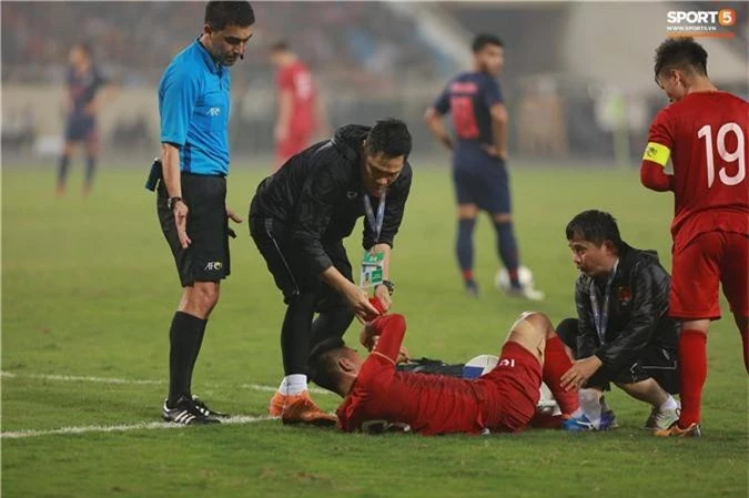 HLV thủ môn U23 Việt Nam kiêm luôn chăm sóc y tế và đây là lý do khiến mọi người bất ngờ - Ảnh 2.