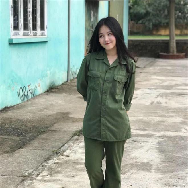 Girl xinh năm nhất Ngoại thương nhận bão like khi đi học quân sự từng là HSG quốc gia môn tiếng Pháp - Ảnh 1.