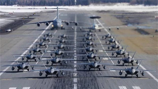 Phi đội 24 máy bay chiến đấu F-22 của Mỹ tập trận “Voi đi bộ” - 1