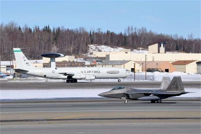 Phi đội 24 máy bay chiến đấu F-22 của Mỹ tập trận “Voi đi bộ” - 4