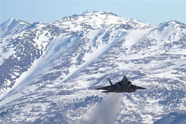 Phi đội 24 máy bay chiến đấu F-22 của Mỹ tập trận “Voi đi bộ” - 9