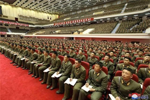 Sĩ quan Triều Tiên vừa khóc vừa ghi chép trong cuộc họp “lịch sử” với ông Kim Jong-un - 3