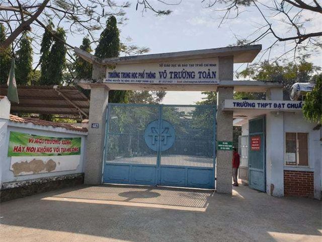 Bị đình chỉ giảng dạy vì học sinh diễn kịch có “cảnh nóng”, thầy giáo khiếu nại