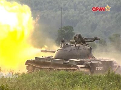 Cùng lính xe tăng Việt Nam khám phá bên trong T-55
